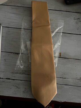 Men’s gold tie